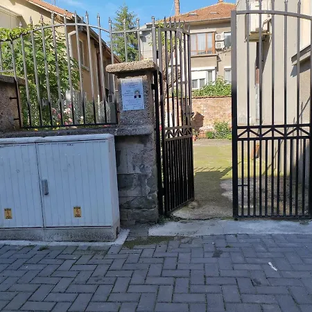 Самостоятено Сутеренно Студио В Центъра На Бургас Със Тв Интернет Independent Semi-Basement Studio In City Center Of Burgas Whit Tv, Wi-Fi Apartment *